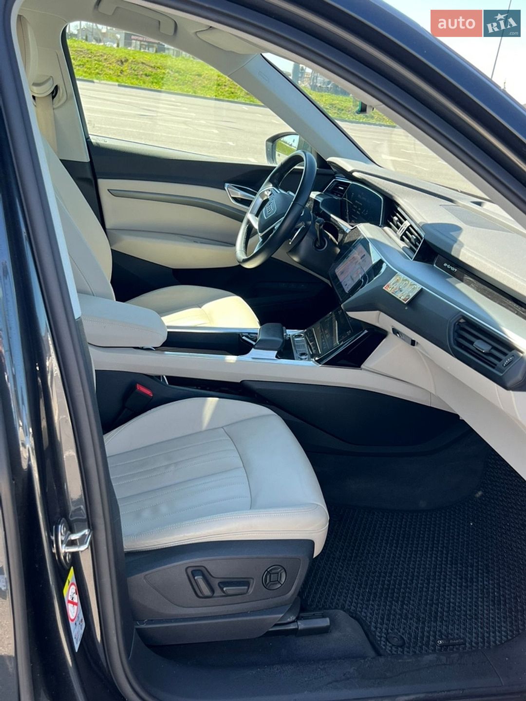 Audi e-tron 2020 VIN WAUZZZGE2MB017912 фото оголошення 5 з 17
