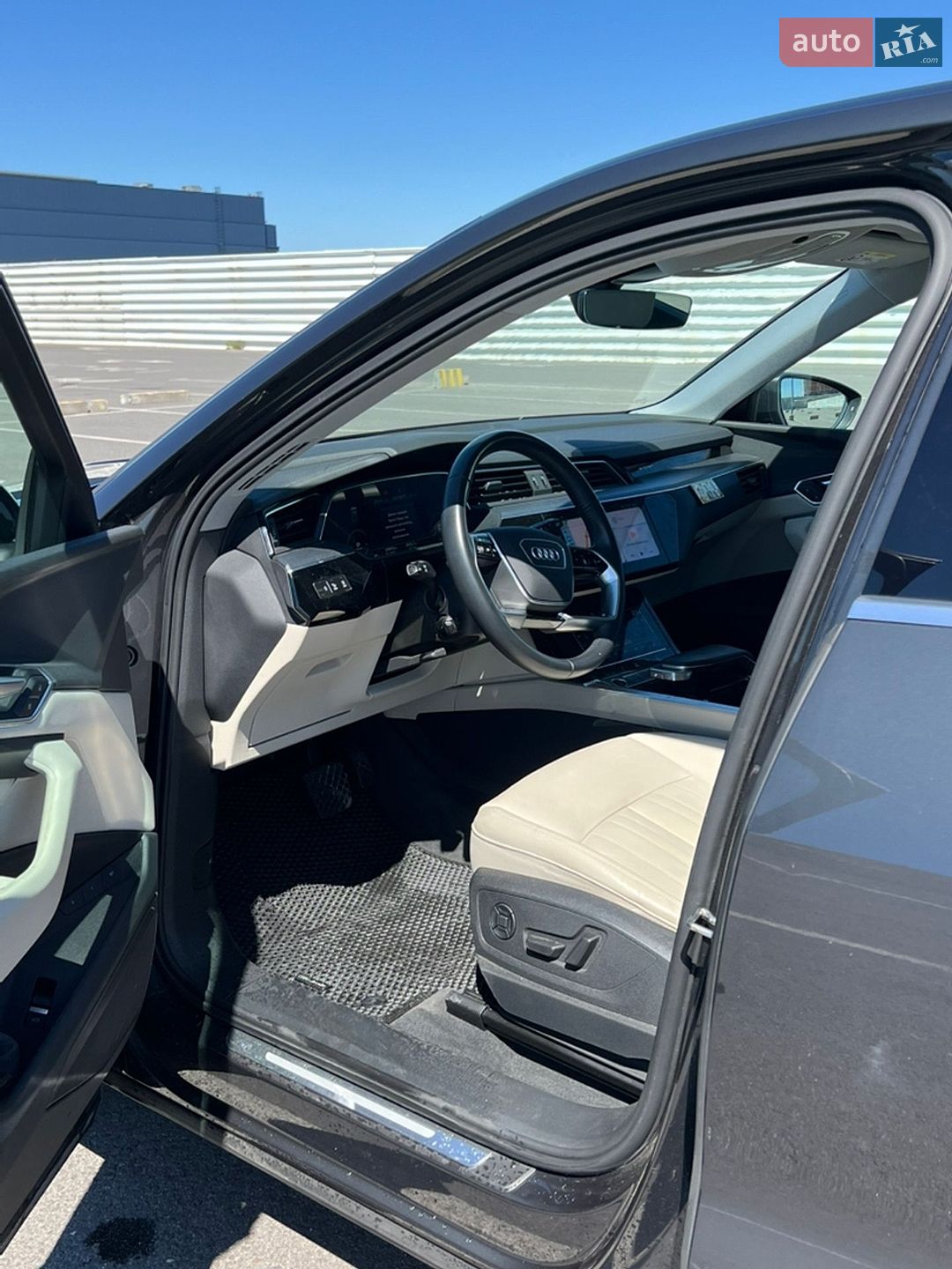 Audi e-tron 2020 VIN WAUZZZGE2MB017912 фото оголошення 8 з 17