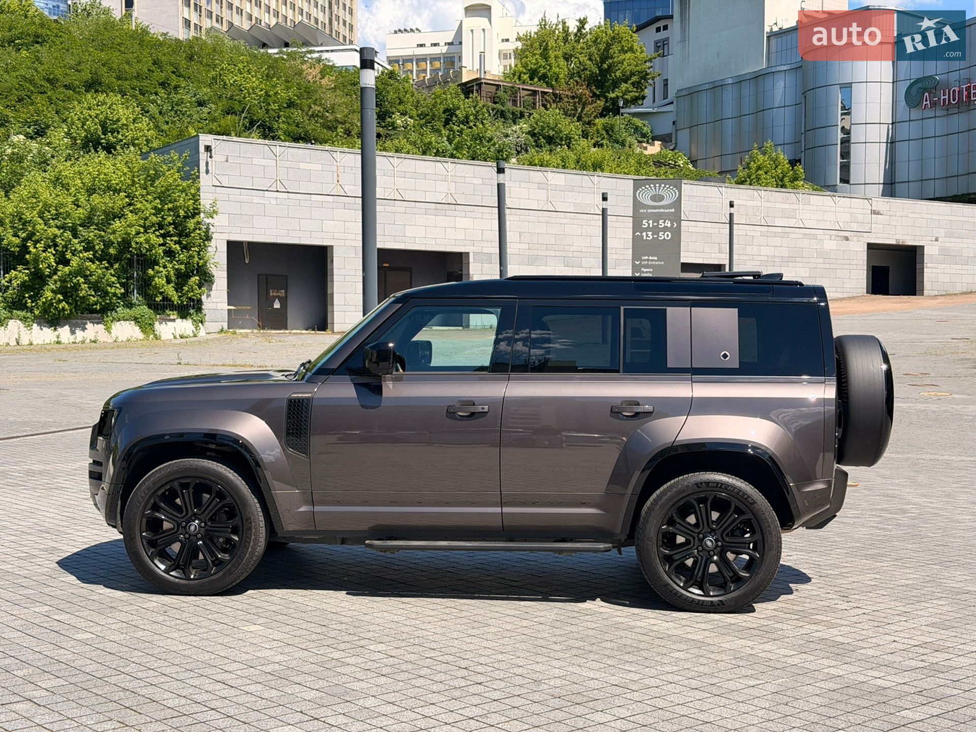 Land Rover Defender 2025 VIN SALEA7B97S2443186 фото оголошення 4 з 39