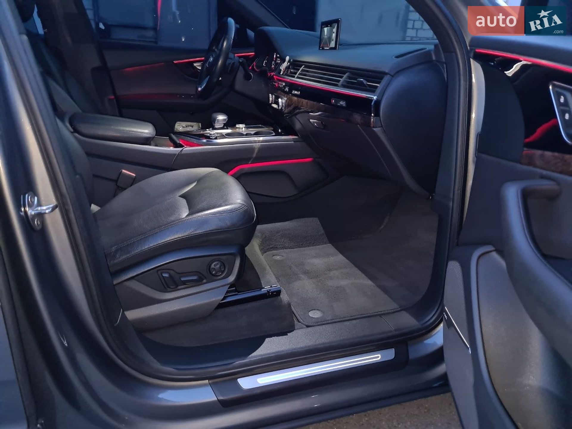 Audi Q7 2017 VIN WA1VAAF76HD057525 фото оголошення 25 з 49