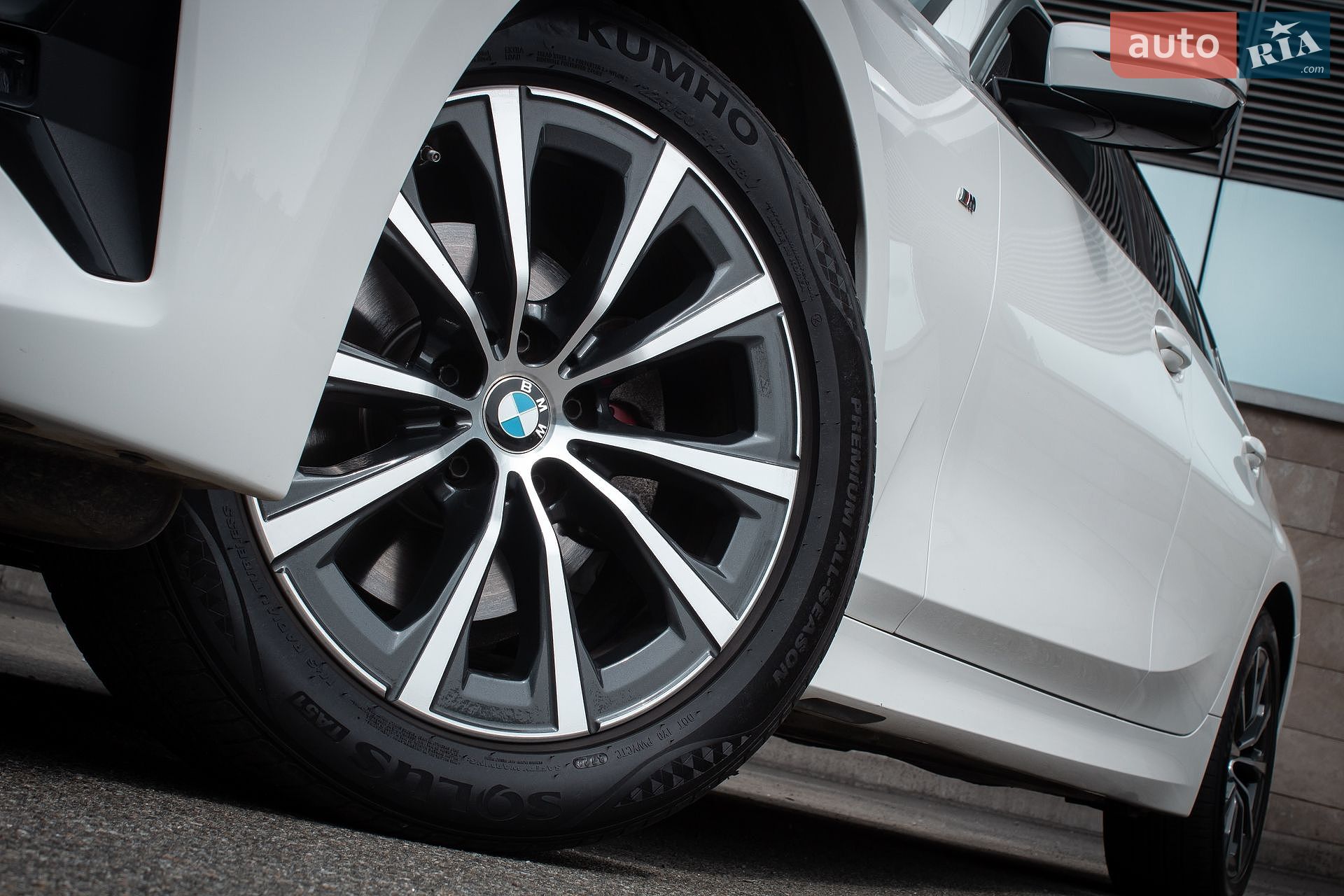 BMW 3 Series 2019 VIN WBA5V5106KAJ58677 фото оголошення 8 з 51