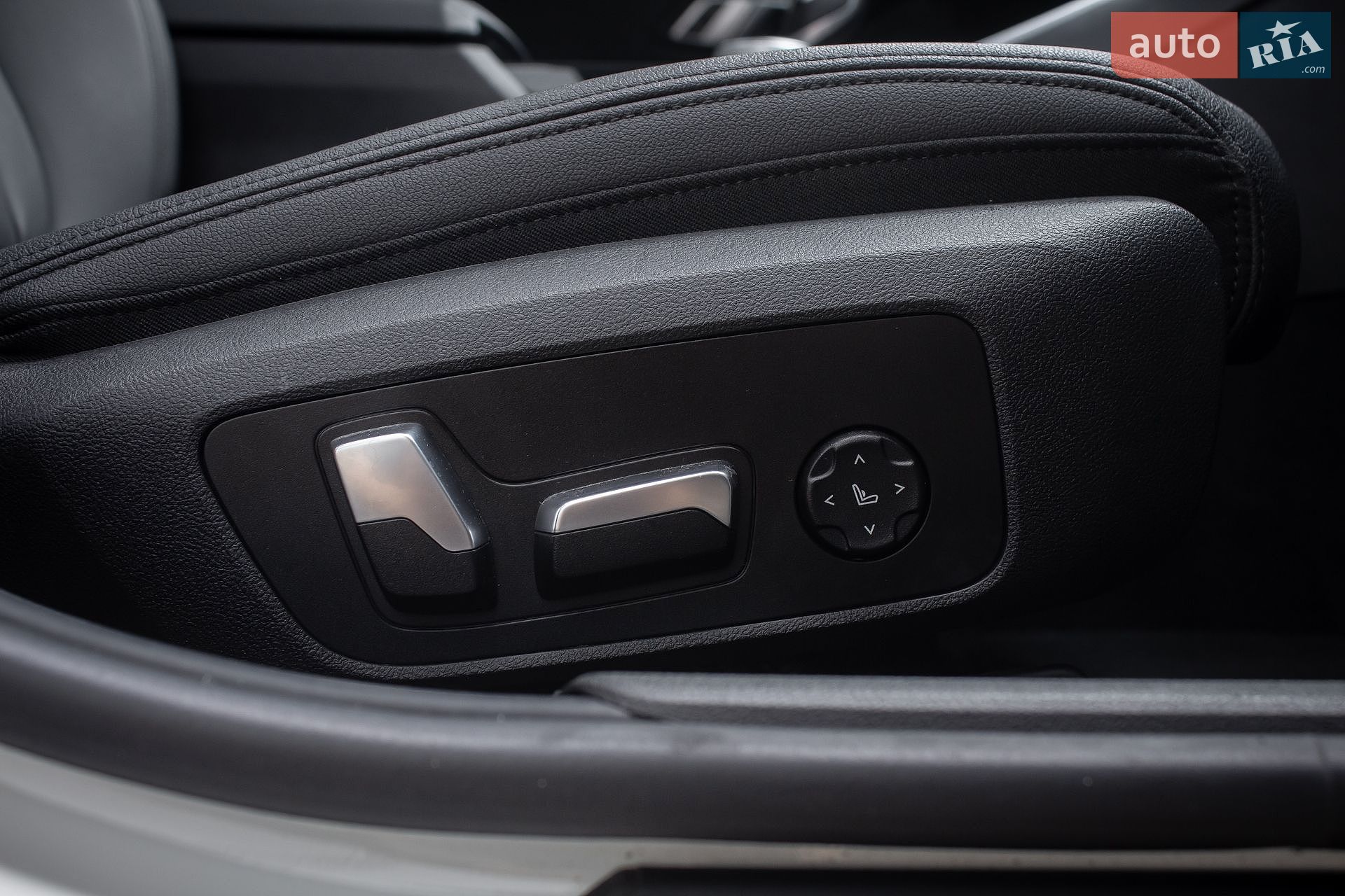 BMW 3 Series 2019 VIN WBA5V5106KAJ58677 фото оголошення 39 з 51