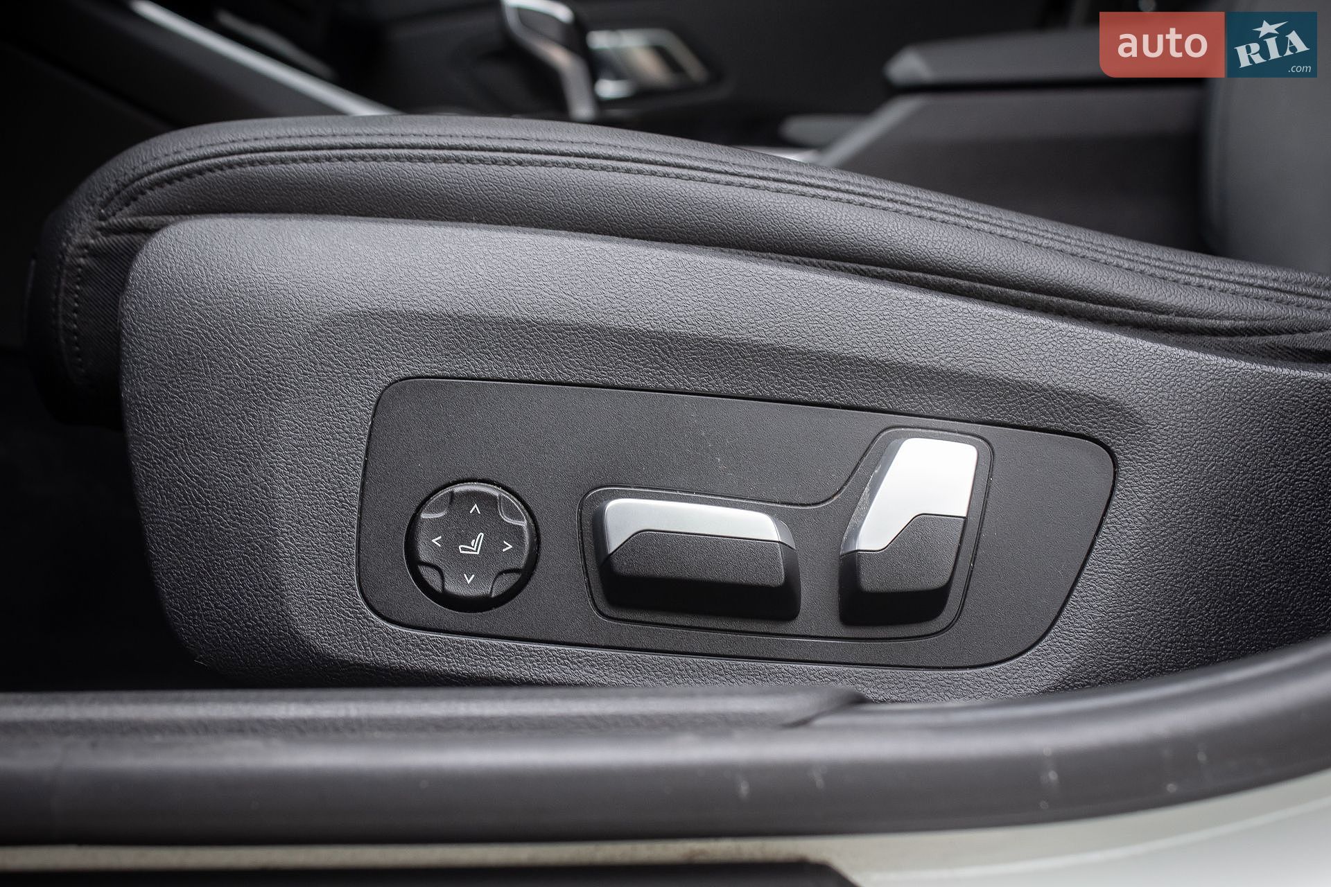 BMW 3 Series 2019 VIN WBA5V5106KAJ58677 фото оголошення 38 з 51