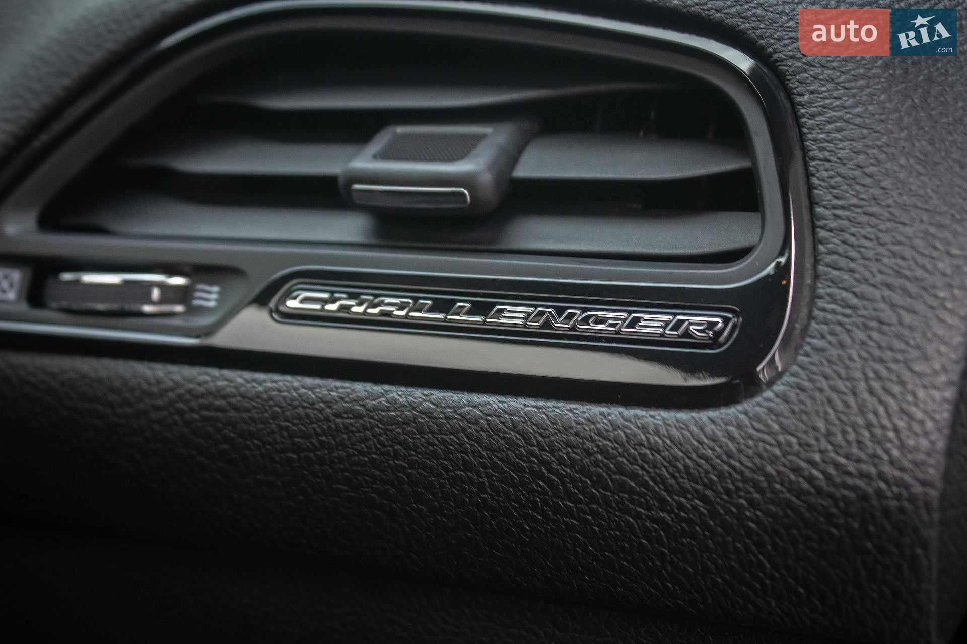 Dodge Challenger 2019 VIN 2C3CDZKG4KH605450 фото оголошення 35 з 52