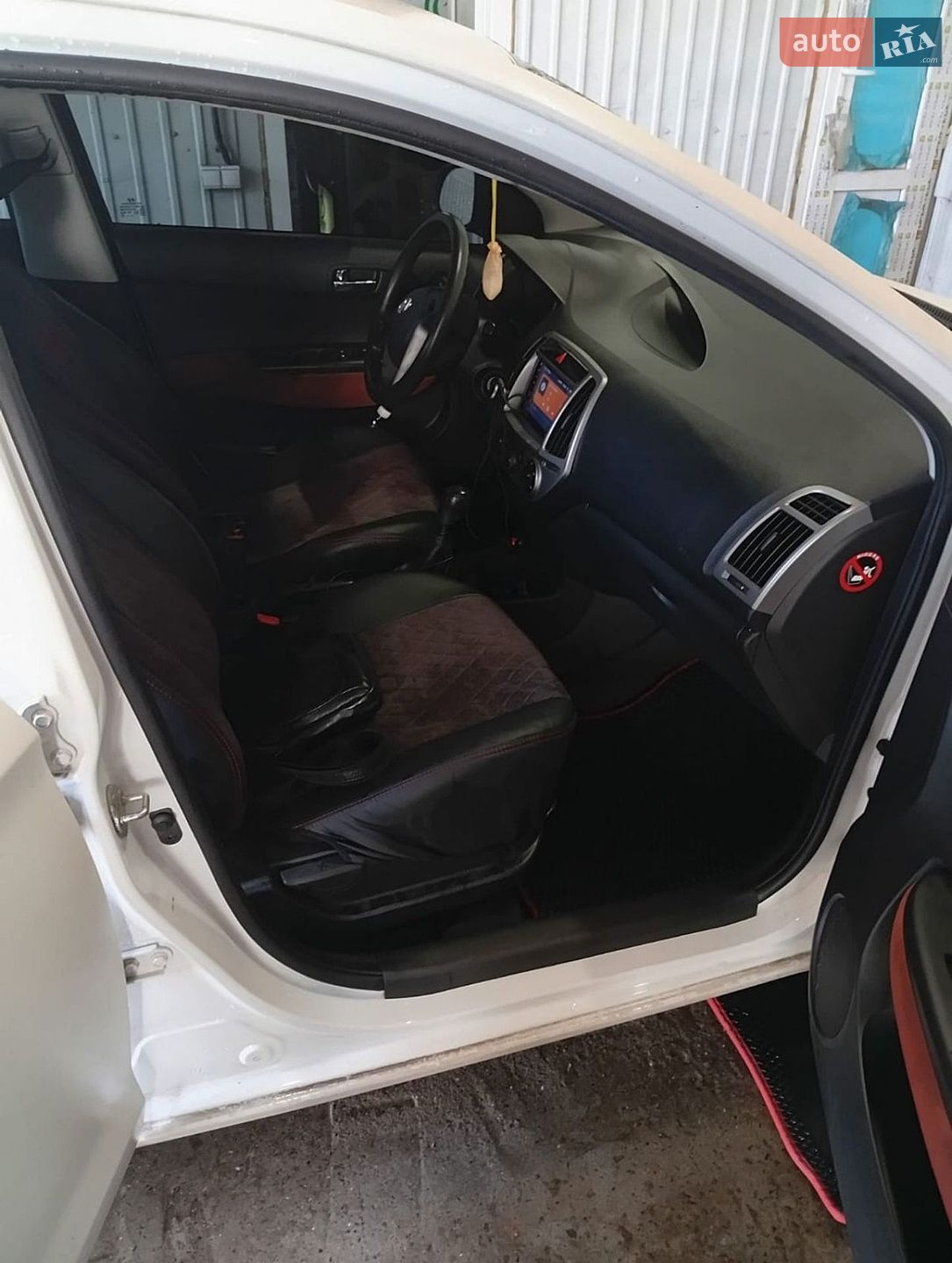 Hyundai i20 2014 VIN MALBA51RAEM619870 фото оголошення 4 з 5