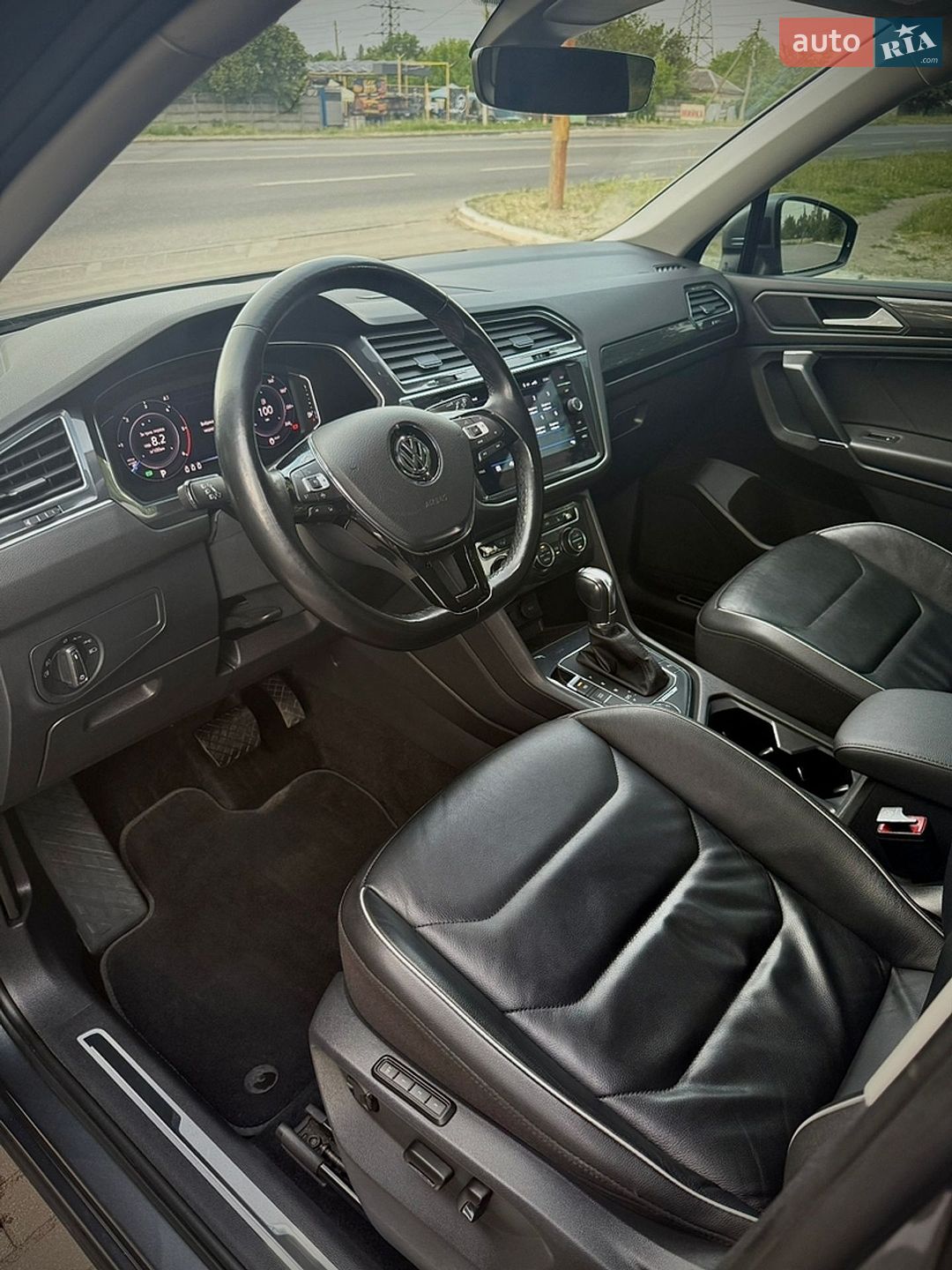 Volkswagen Tiguan 2019 VIN WVGZZZ5NZKM163001 фото оголошення 12 з 26
