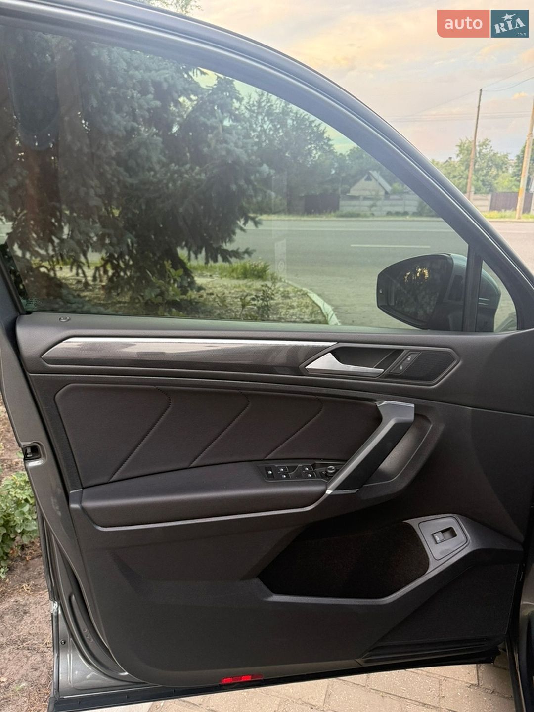 Volkswagen Tiguan 2019 VIN WVGZZZ5NZKM163001 фото оголошення 16 з 26