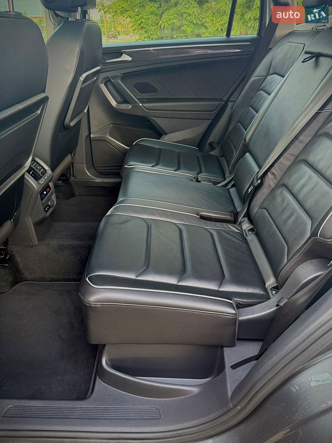 Volkswagen Tiguan 2019 VIN WVGZZZ5NZKM163001 фото оголошення 17 з 26