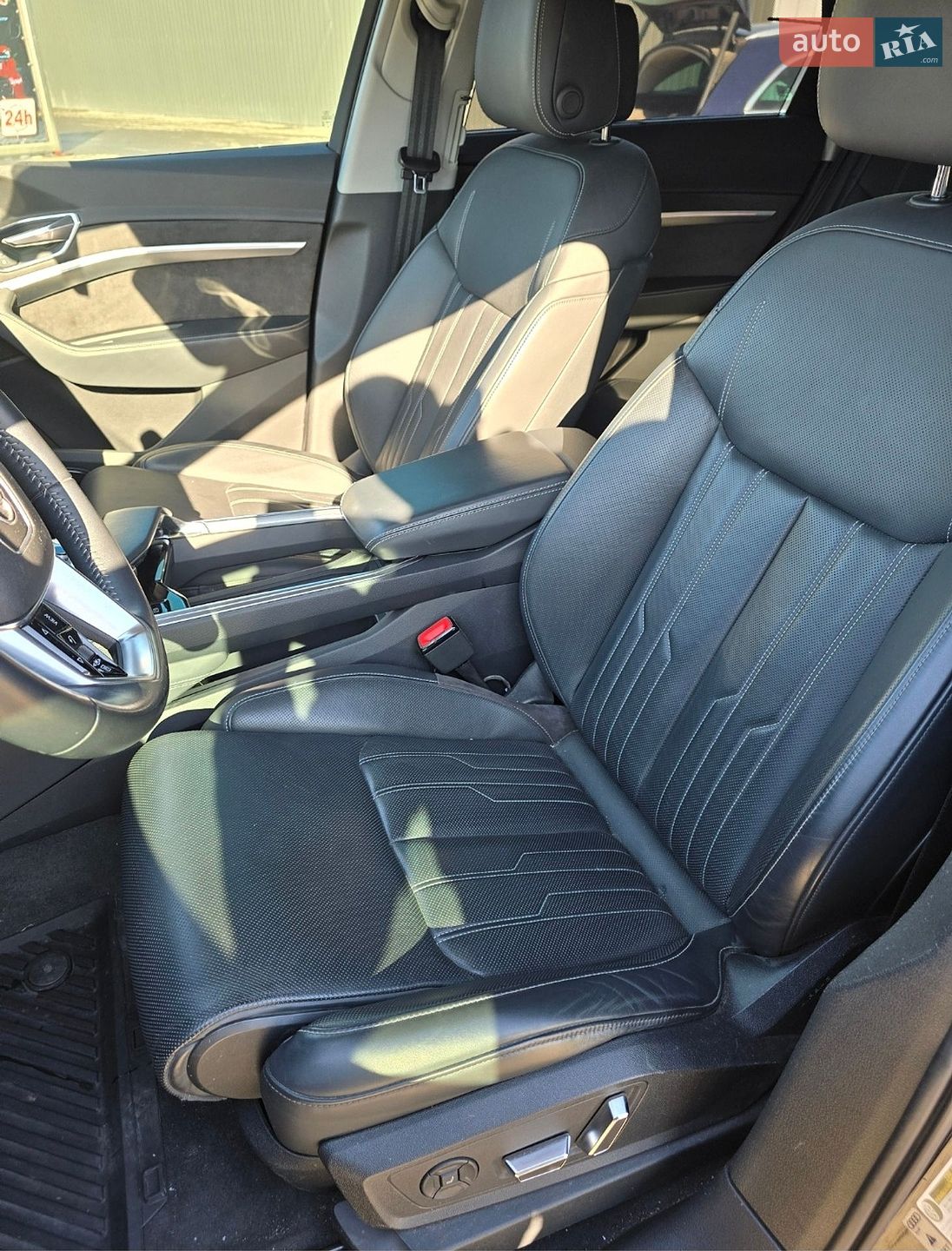Audi e-tron 2019 VIN WA1VABGE7KB023213 фото оголошення 21 з 47