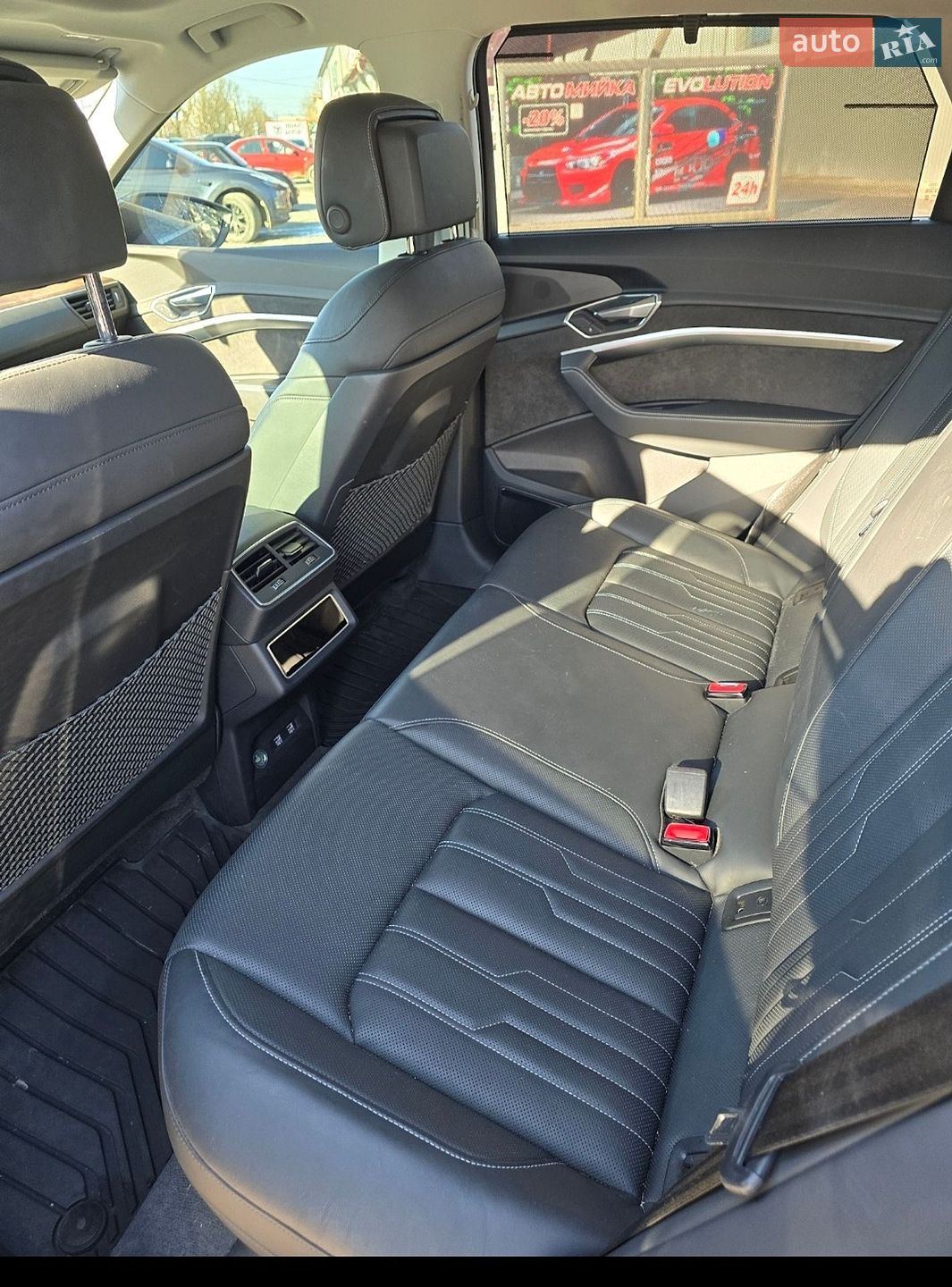 Audi e-tron 2019 VIN WA1VABGE7KB023213 фото оголошення 31 з 47