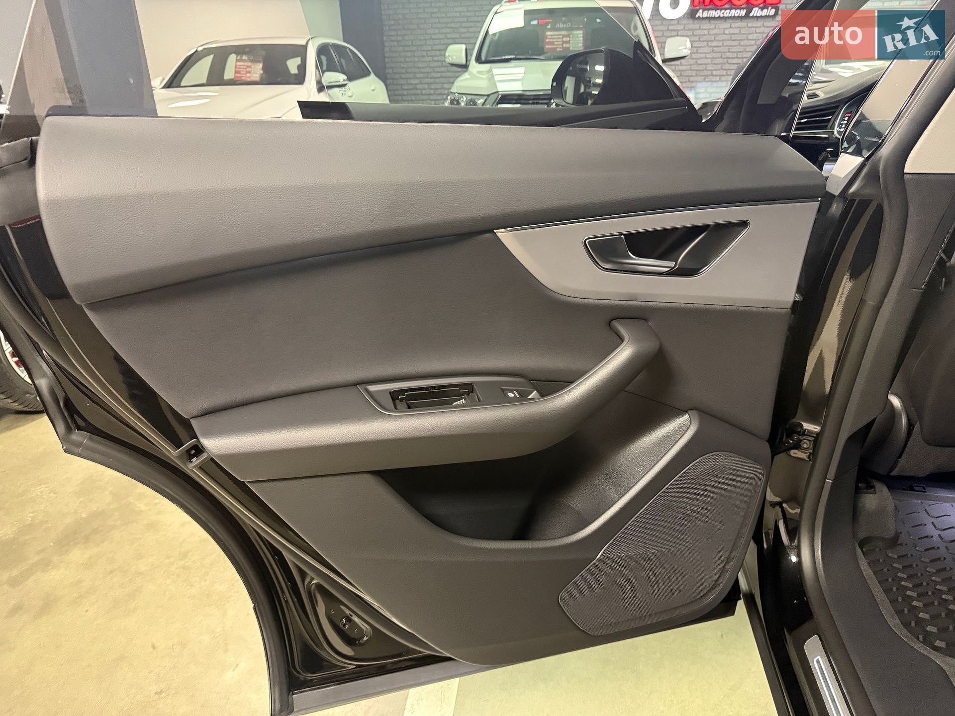 AUDI Q8 2025 VIN WAUZZZF17TD000220 фото оголошення 17 з 33