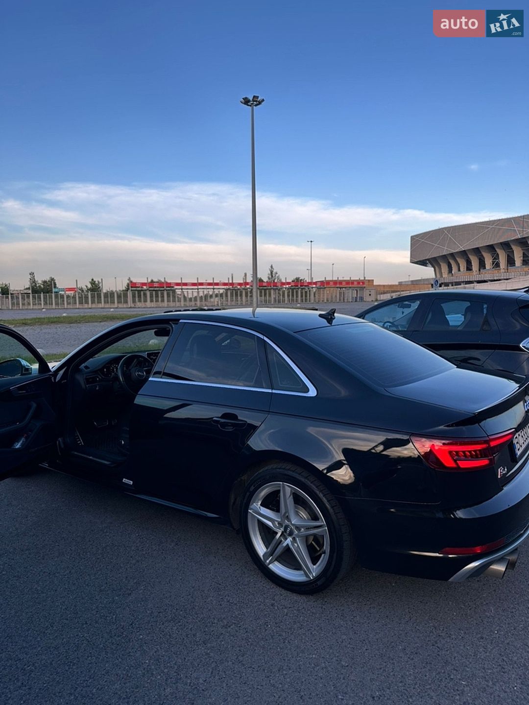 Audi S4 2019 VIN WAUB4AF41KA044595 фото оголошення 3 з 16