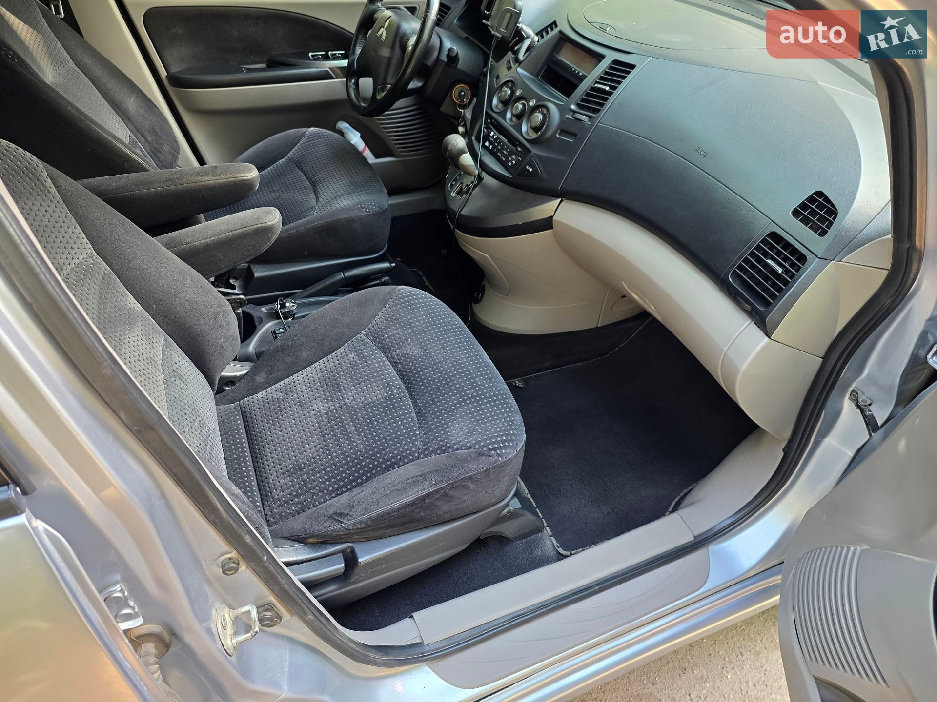 Mitsubishi Grandis 2006 VIN JMBLRNA4W6Z001272 фото оголошення 31 з 52