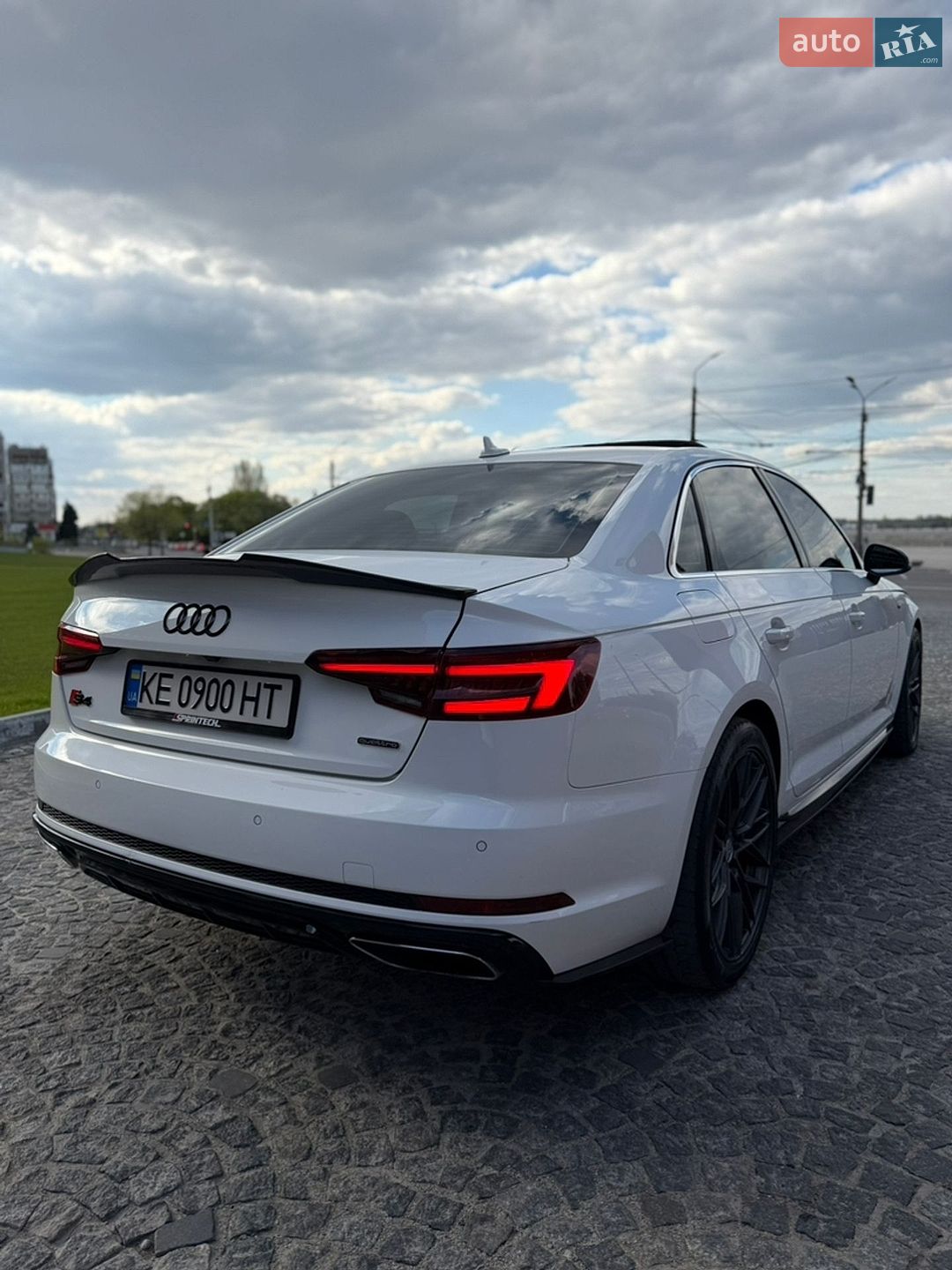 Audi A4 2019 VIN WAUENAF4XKA116324 фото оголошення 9 з 22