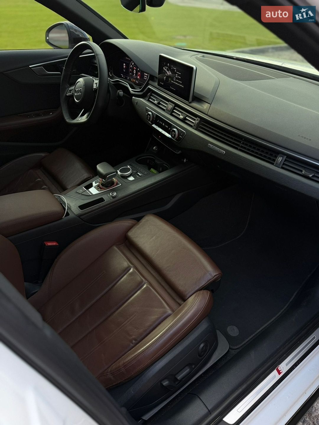 Audi A4 2019 VIN WAUENAF4XKA116324 фото оголошення 10 з 22
