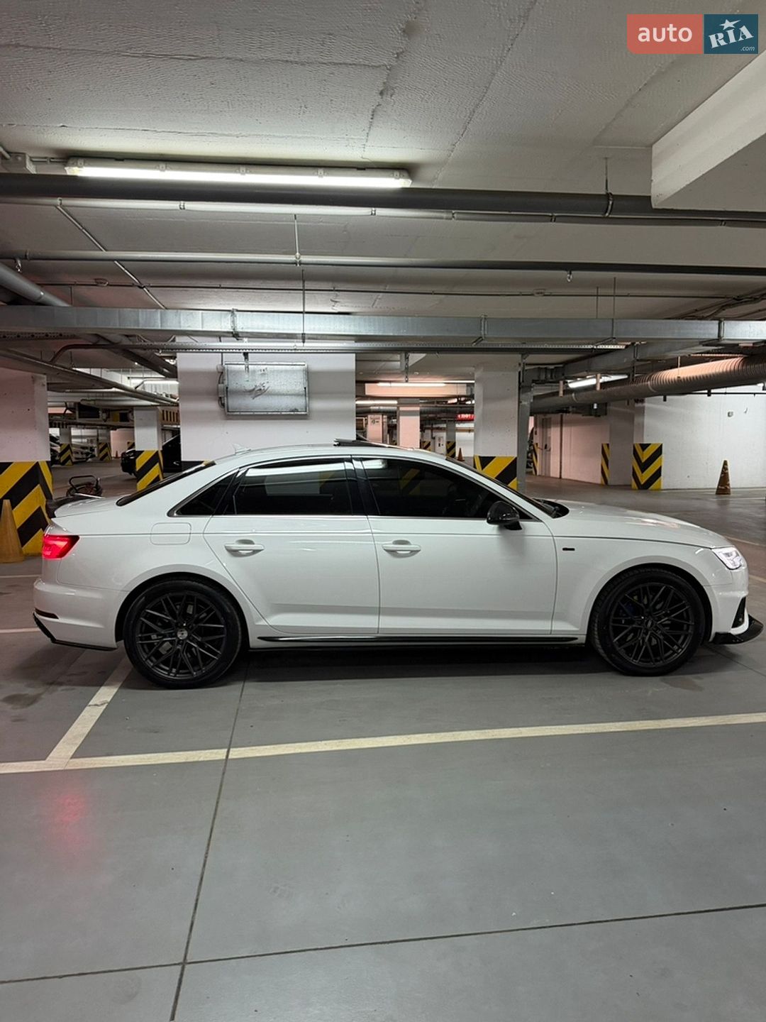 Audi A4 2019 VIN WAUENAF4XKA116324 фото оголошення 13 з 22