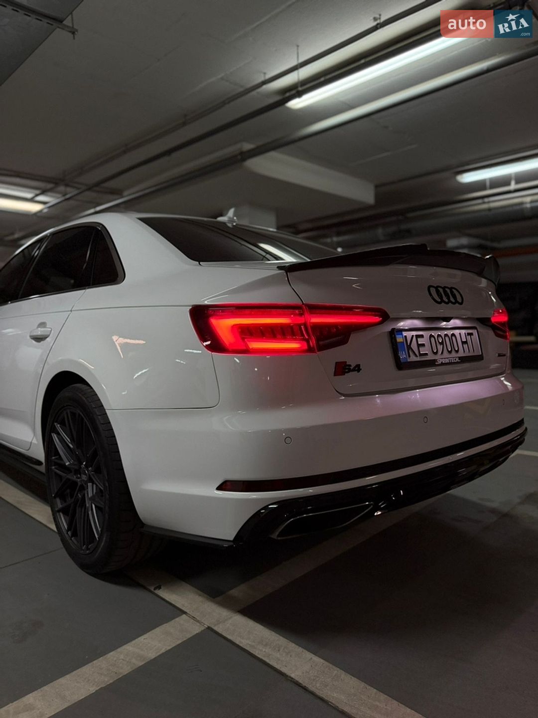 Audi A4 2019 VIN WAUENAF4XKA116324 фото оголошення 14 з 22