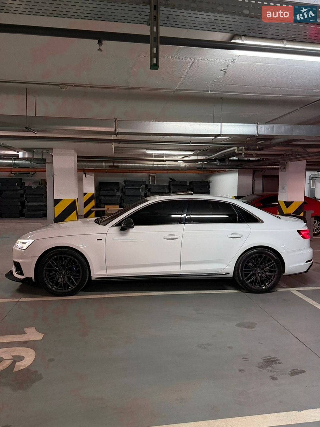 Audi A4 2019 VIN WAUENAF4XKA116324 фото оголошення 16 з 22