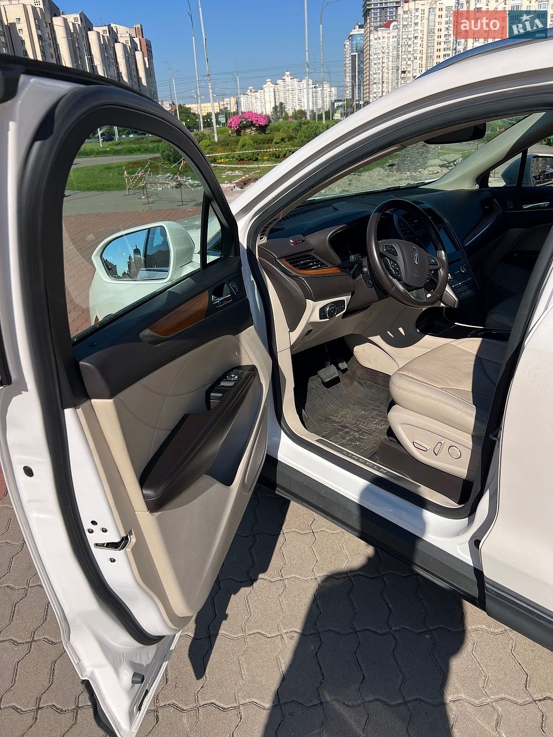 Lincoln MKC 2018 VIN 5LMCJ2D99KUL10053 фото оголошення 6 з 64