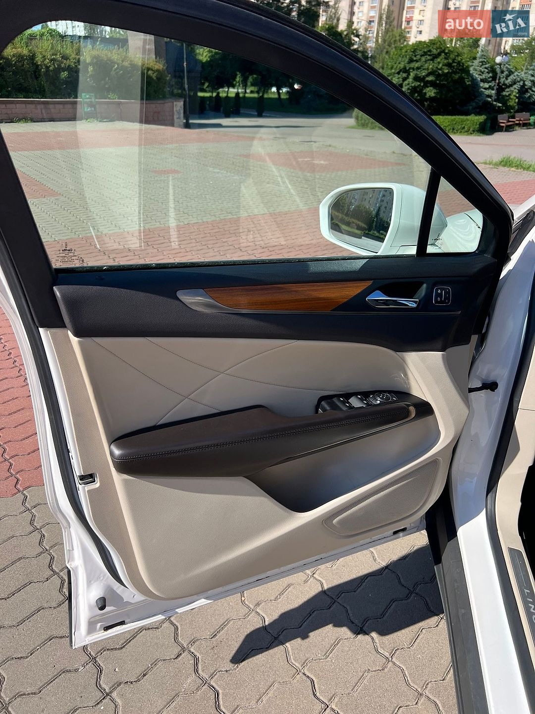Lincoln MKC 2018 VIN 5LMCJ2D99KUL10053 фото оголошення 7 з 64