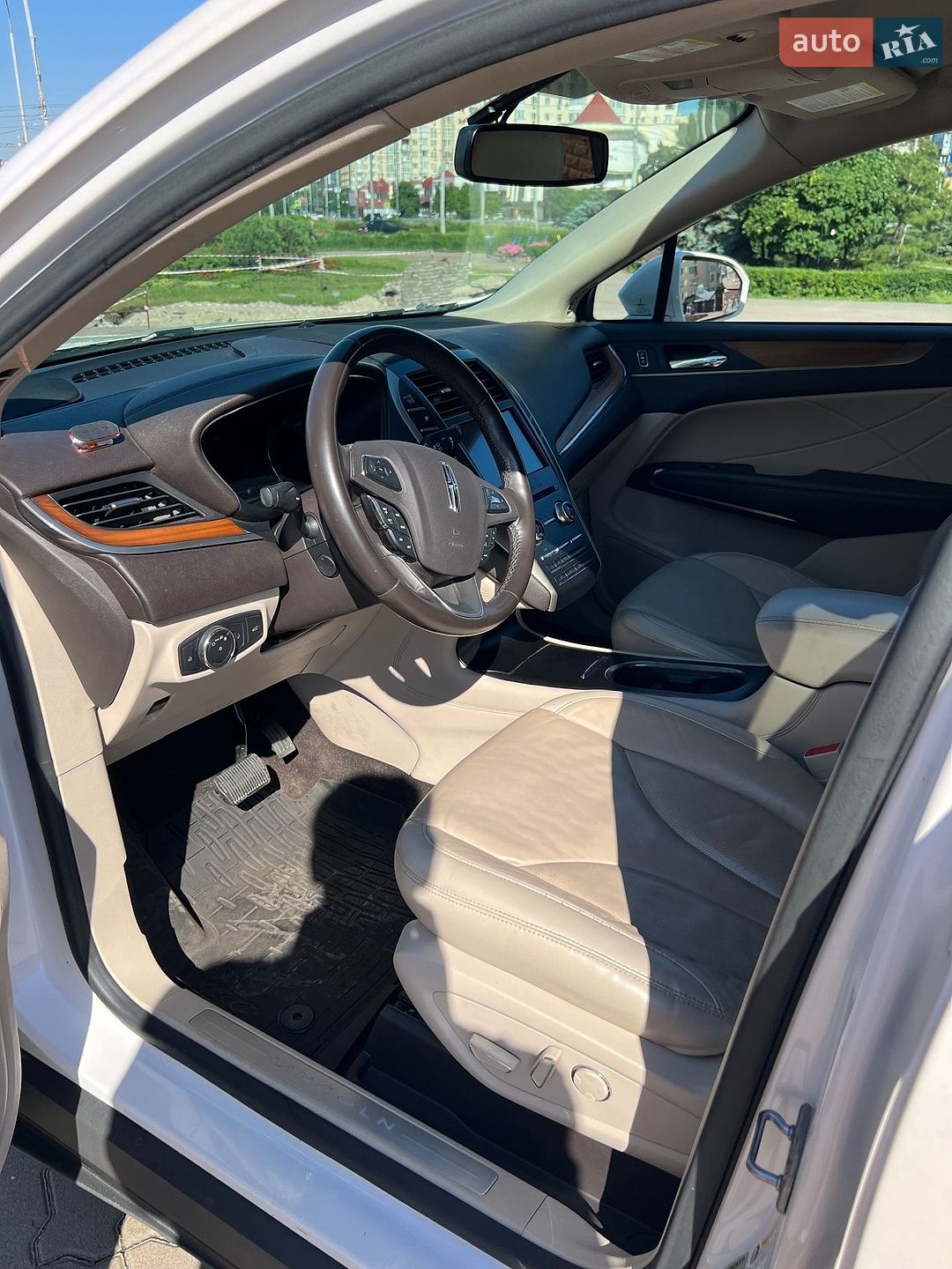 Lincoln MKC 2018 VIN 5LMCJ2D99KUL10053 фото оголошення 8 з 64