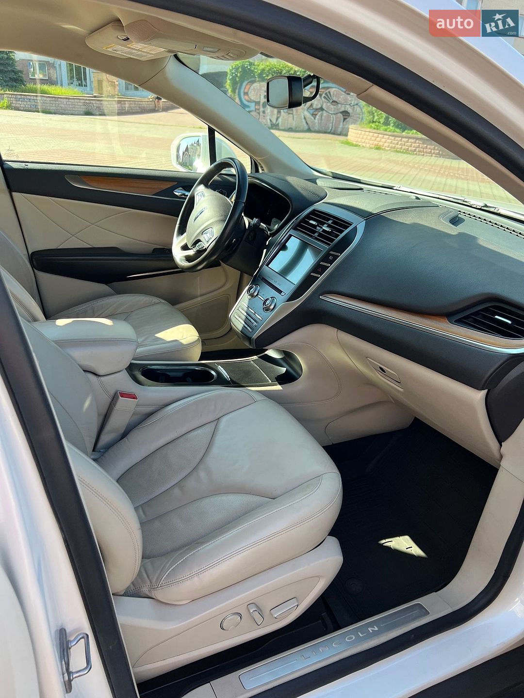 Lincoln MKC 2018 VIN 5LMCJ2D99KUL10053 фото оголошення 15 з 64