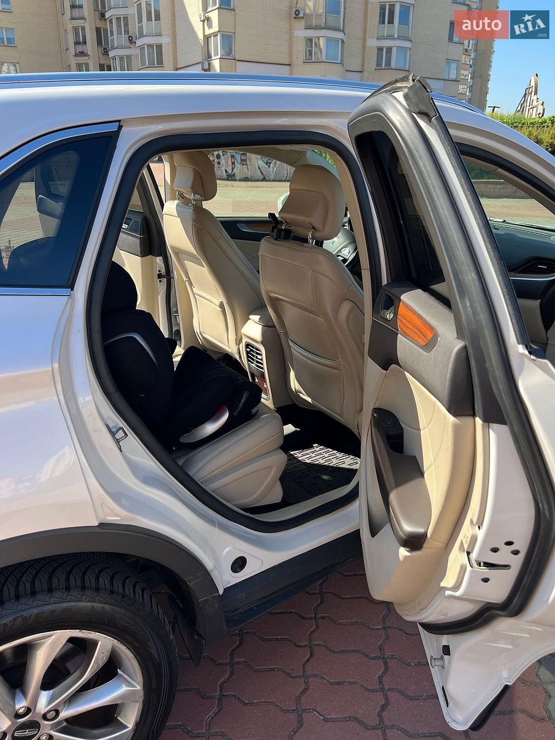 Lincoln MKC 2018 VIN 5LMCJ2D99KUL10053 фото оголошення 17 з 64