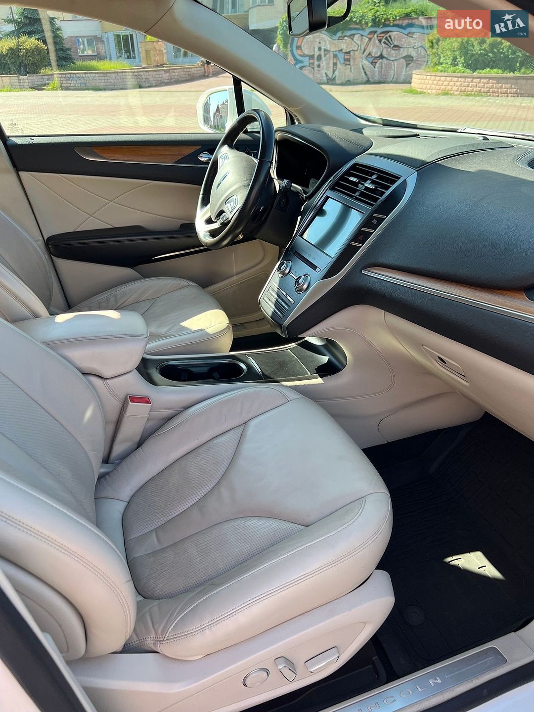 Lincoln MKC 2018 VIN 5LMCJ2D99KUL10053 фото оголошення 18 з 64