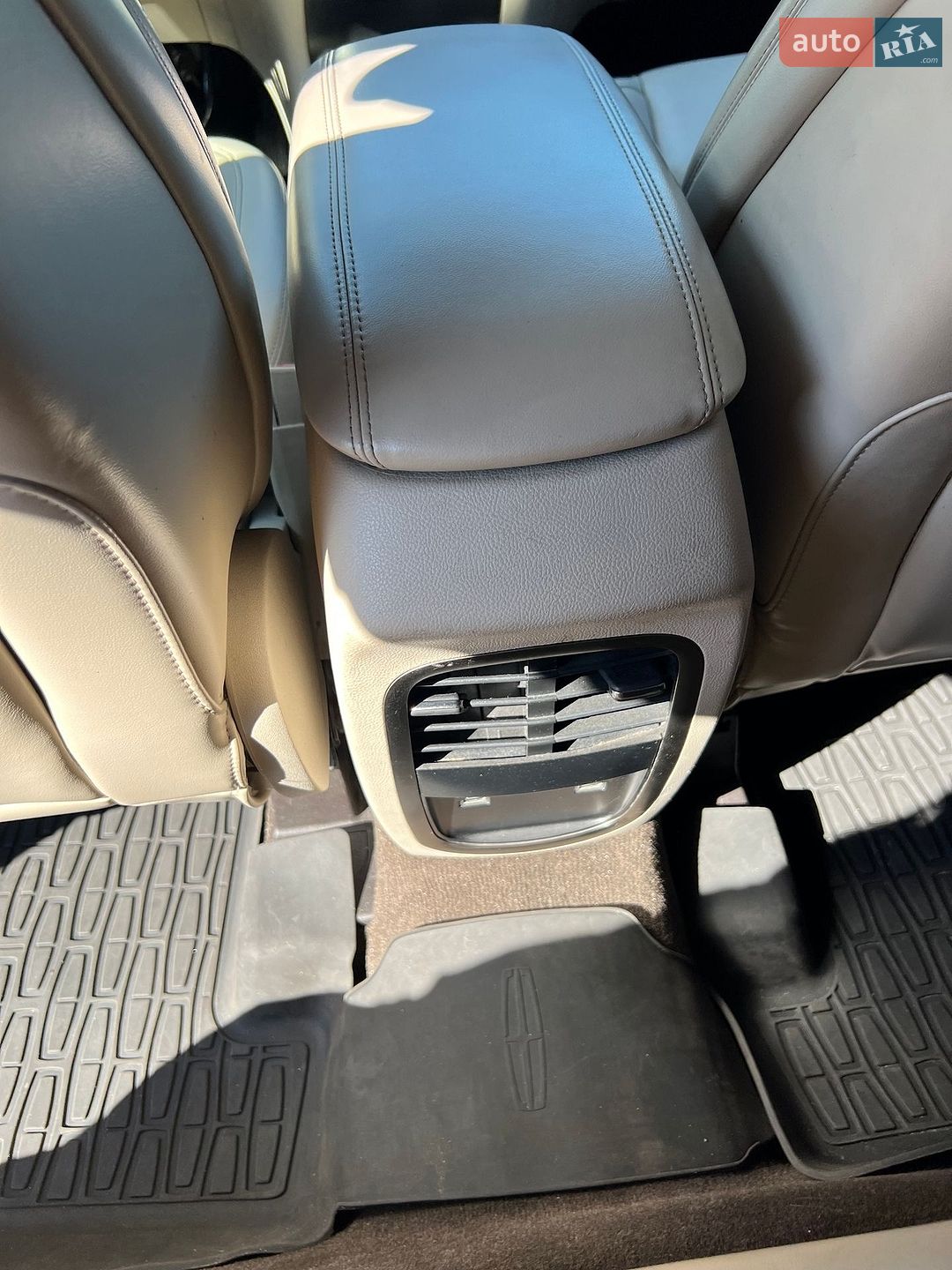 Lincoln MKC 2018 VIN 5LMCJ2D99KUL10053 фото оголошення 29 з 64
