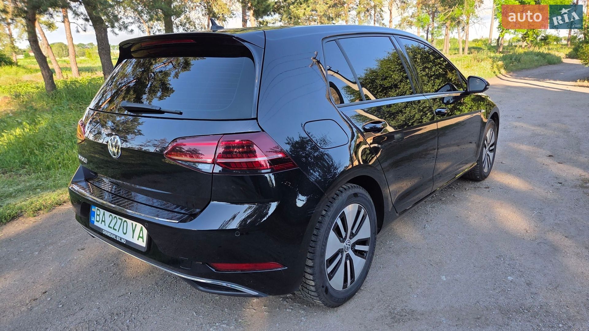 Volkswagen e-Golf 2019 VIN WVWZZZAUZK8908156 фото оголошення 3 з 17