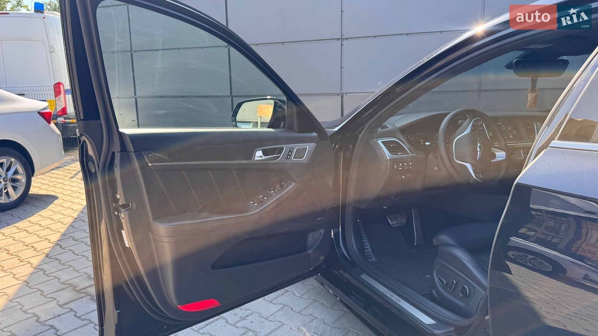 Genesis G80 2017 VIN KMHGN4JB4JU249544 фото оголошення 17 з 36
