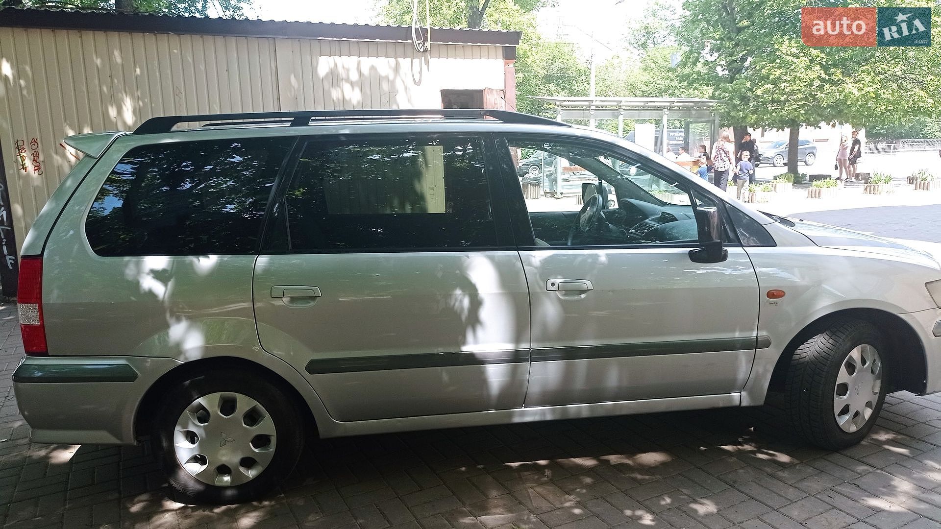 Mitsubishi Space Wagon 2001 VIN JMBLNN84W1Z001400 фото оголошення 2 з 30