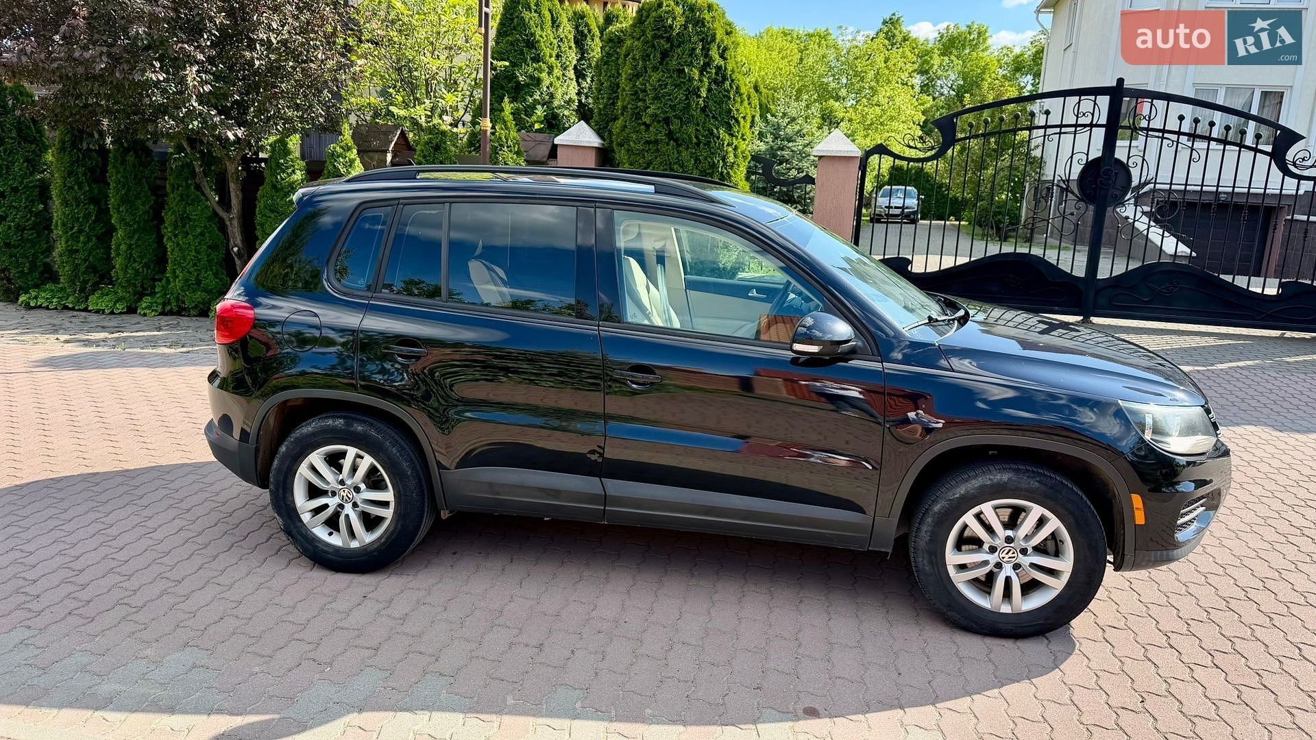 Volkswagen Tiguan 2016 VIN WVGAV7AX9GW577901 фото оголошення 3 з 16