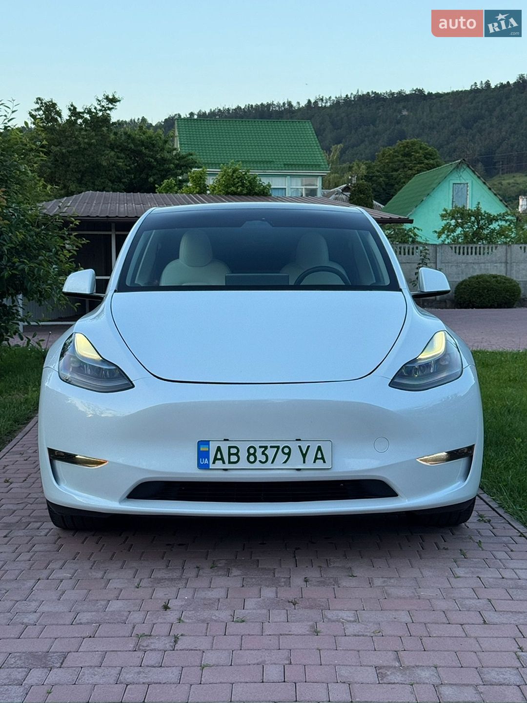 Tesla Model Y 2024 VIN 7SAYGDED2RF077262 фото оголошення 2 з 20