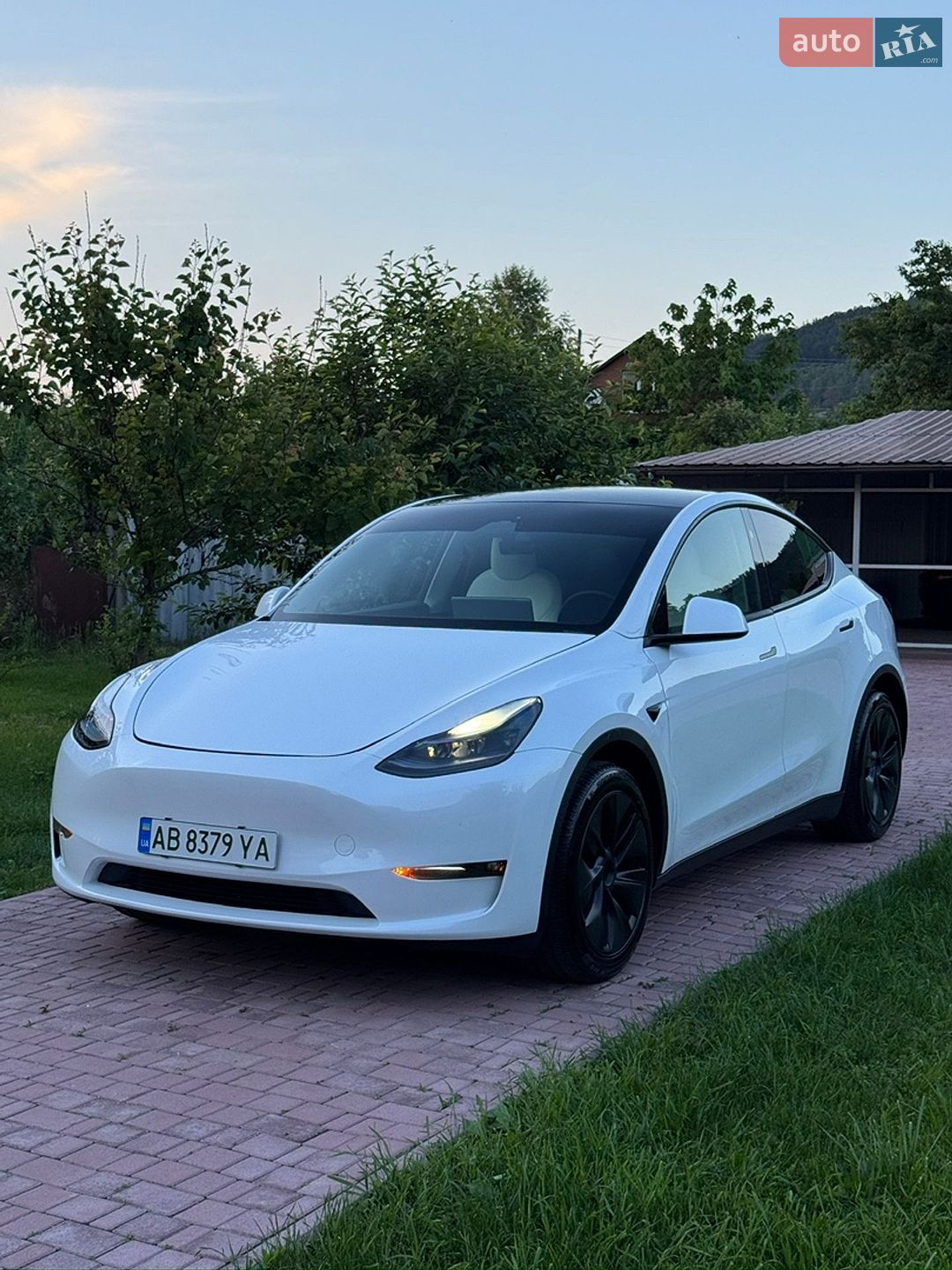 Tesla Model Y 2024 VIN 7SAYGDED2RF077262 фото оголошення 3 з 20