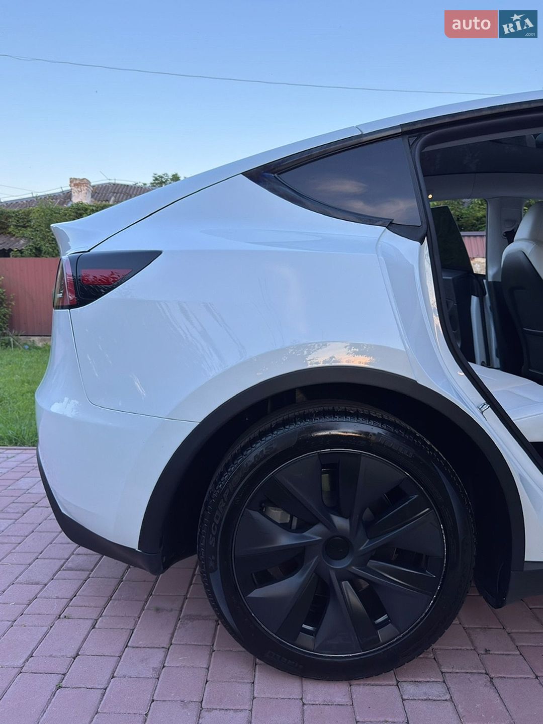 Tesla Model Y 2024 VIN 7SAYGDED2RF077262 фото оголошення 7 з 20