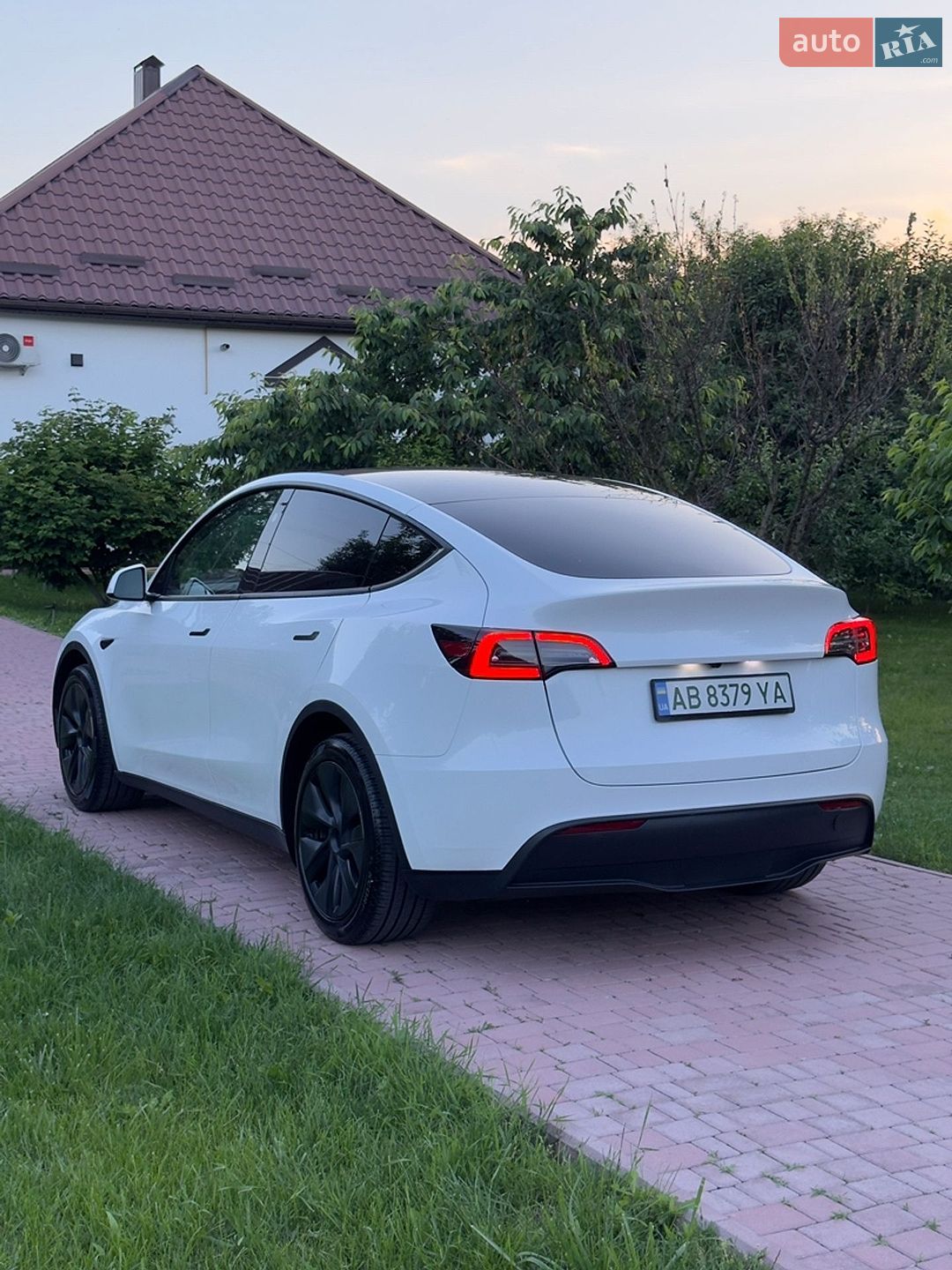 Tesla Model Y 2024 VIN 7SAYGDED2RF077262 фото оголошення 8 з 20