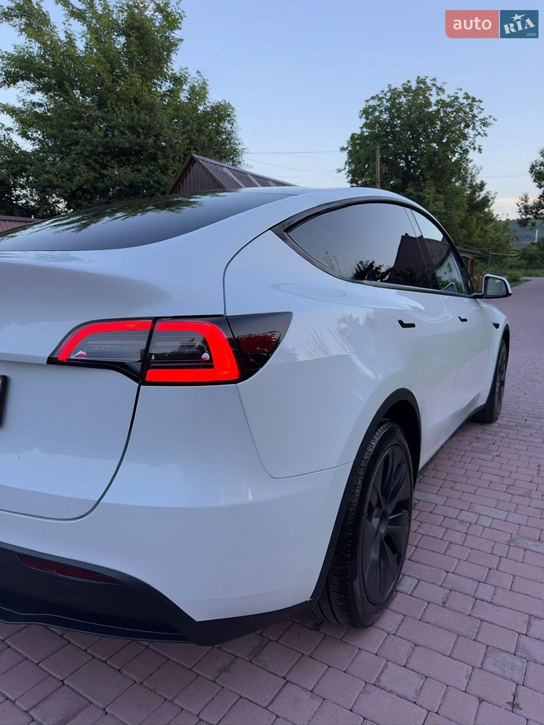 Tesla Model Y 2024 VIN 7SAYGDED2RF077262 фото оголошення 10 з 20