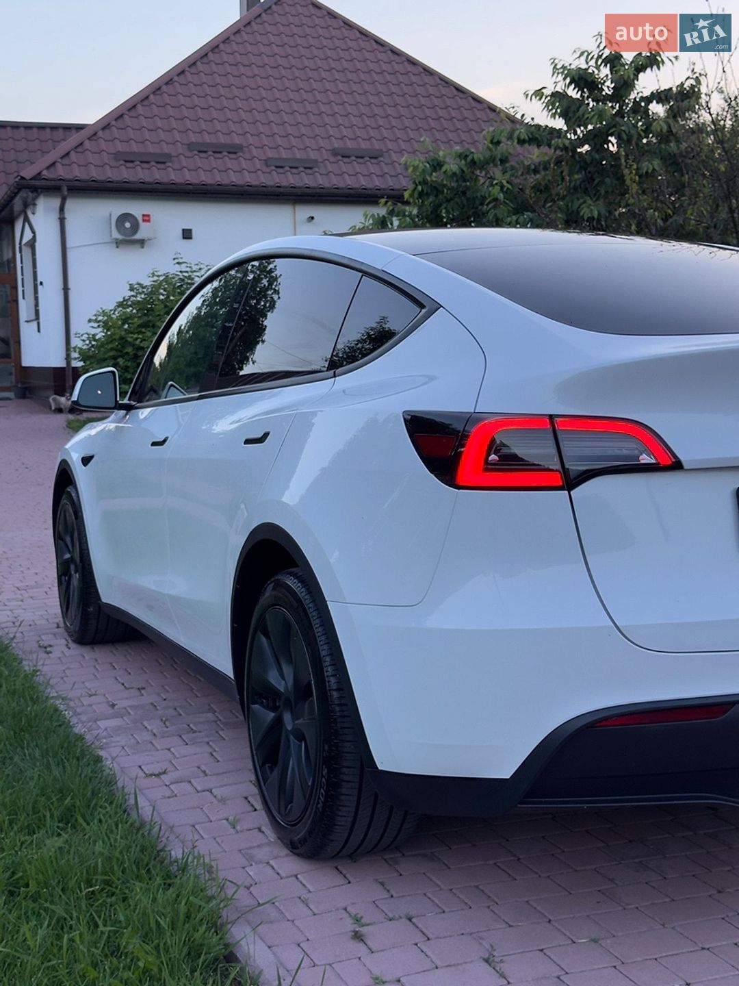 Tesla Model Y 2024 VIN 7SAYGDED2RF077262 фото оголошення 12 з 20
