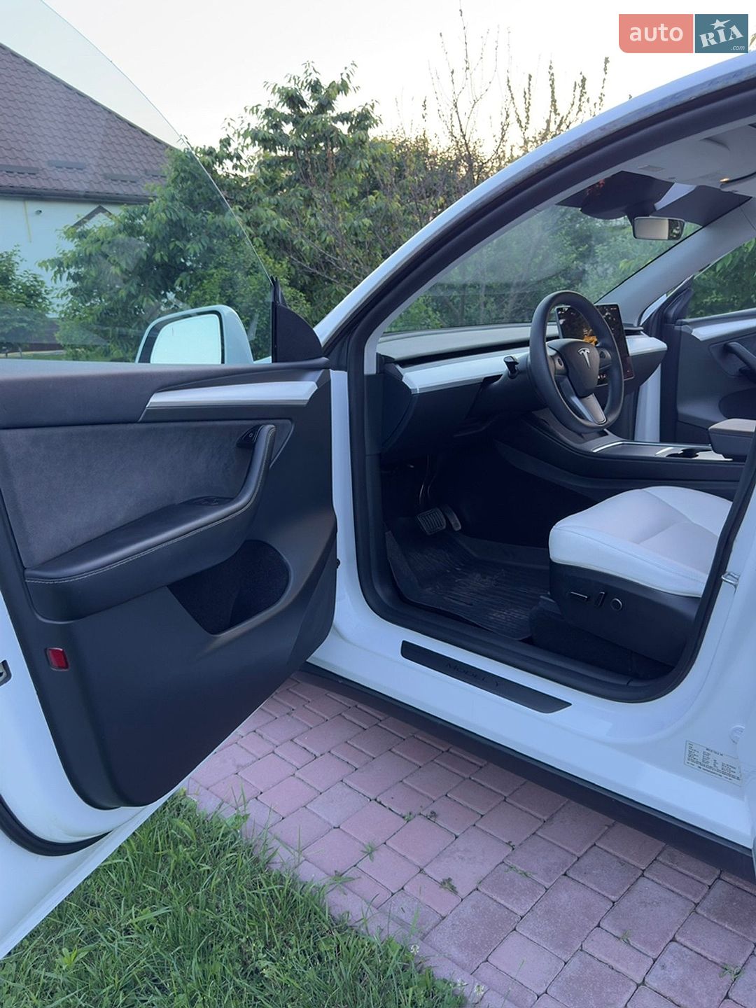 Tesla Model Y 2024 VIN 7SAYGDED2RF077262 фото оголошення 18 з 20