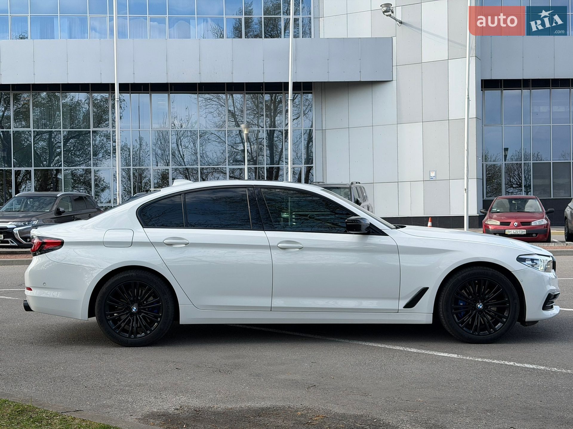 BMW 5 Series 2019 VIN WBAJA7C58KWW30654 фото оголошення 6 з 29