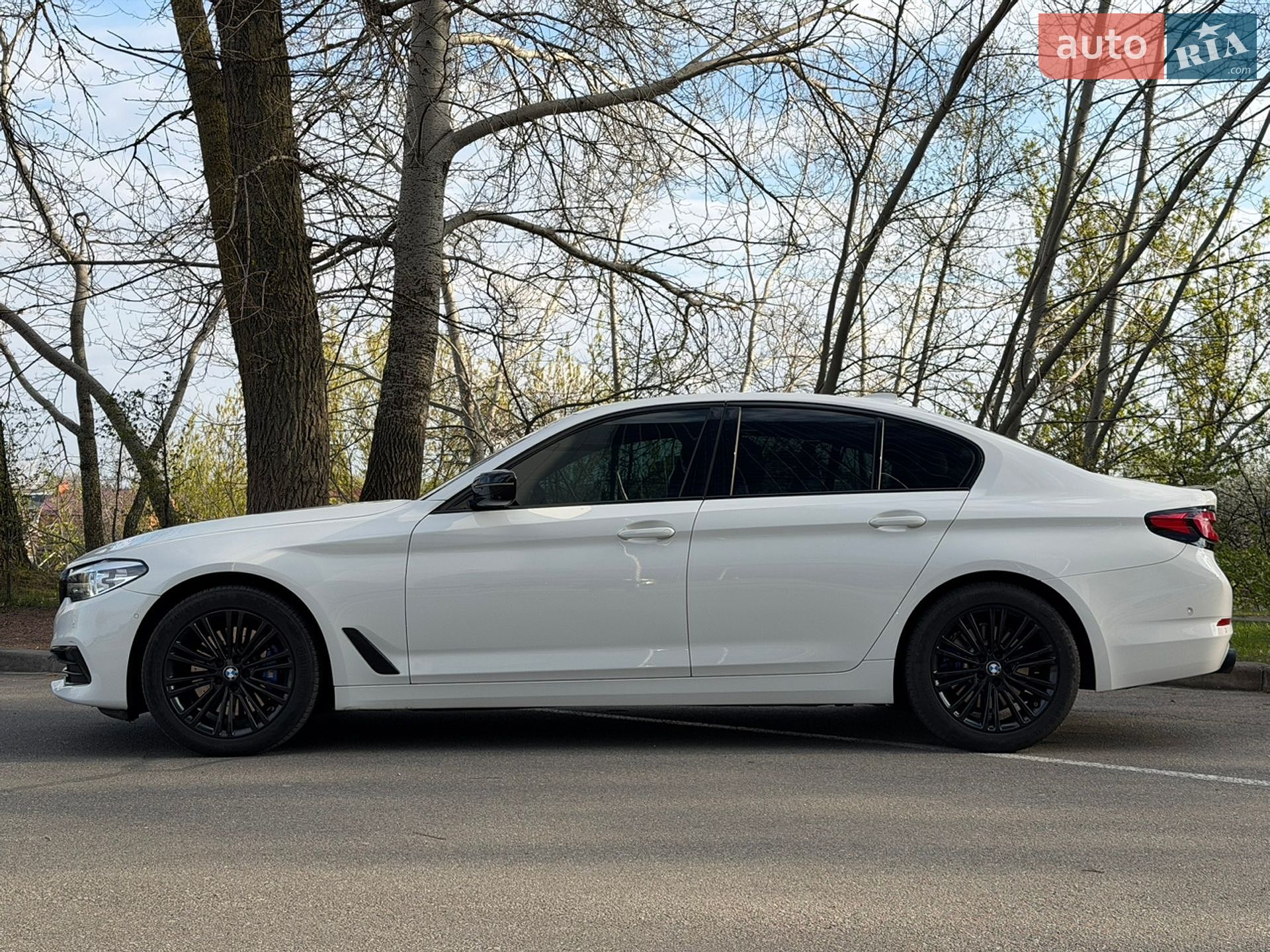 BMW 5 Series 2019 VIN WBAJA7C58KWW30654 фото оголошення 10 з 29