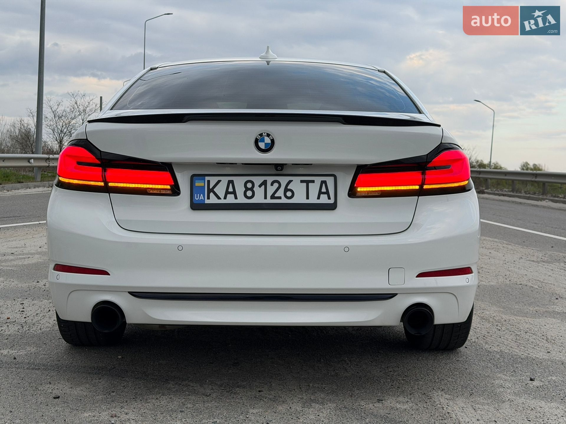 BMW 5 Series 2019 VIN WBAJA7C58KWW30654 фото оголошення 12 з 29