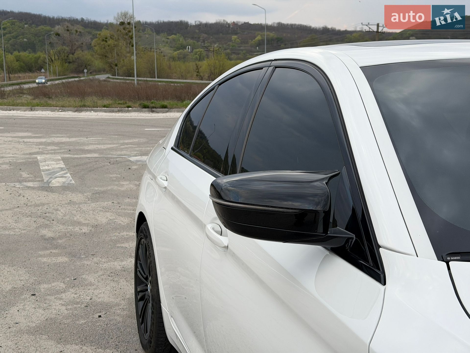 BMW 5 Series 2019 VIN WBAJA7C58KWW30654 фото оголошення 14 з 29