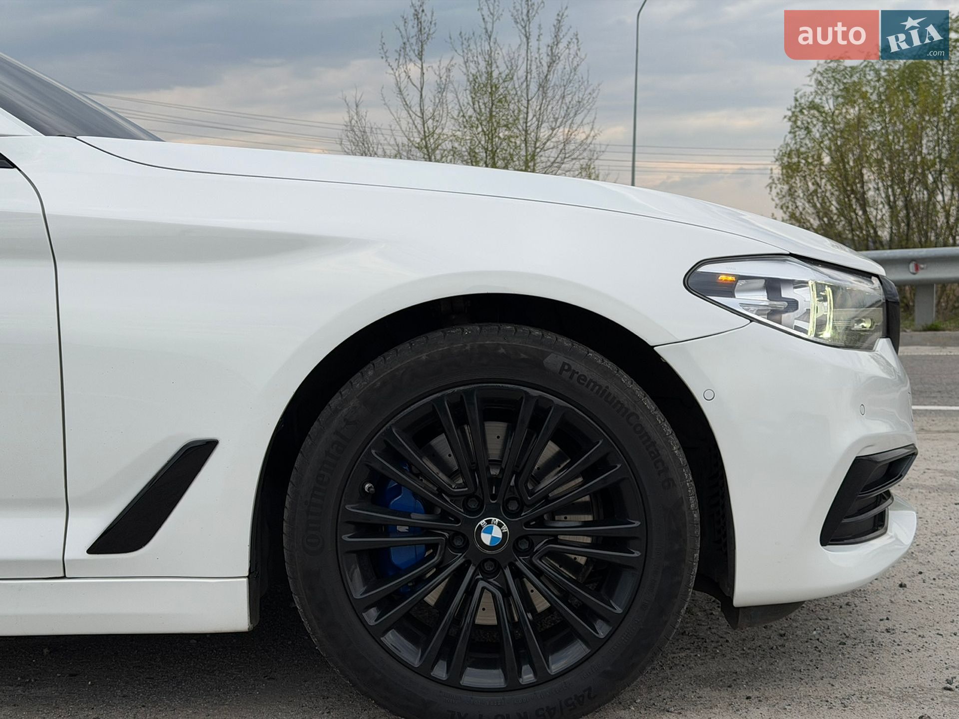 BMW 5 Series 2019 VIN WBAJA7C58KWW30654 фото оголошення 16 з 29