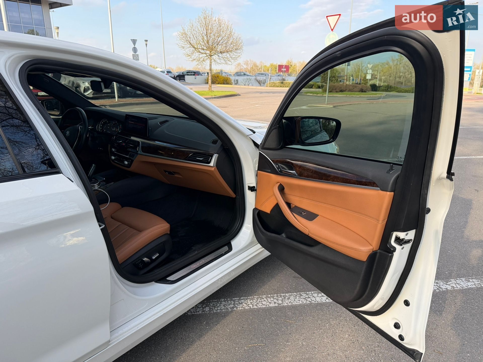 BMW 5 Series 2019 VIN WBAJA7C58KWW30654 фото оголошення 24 з 29