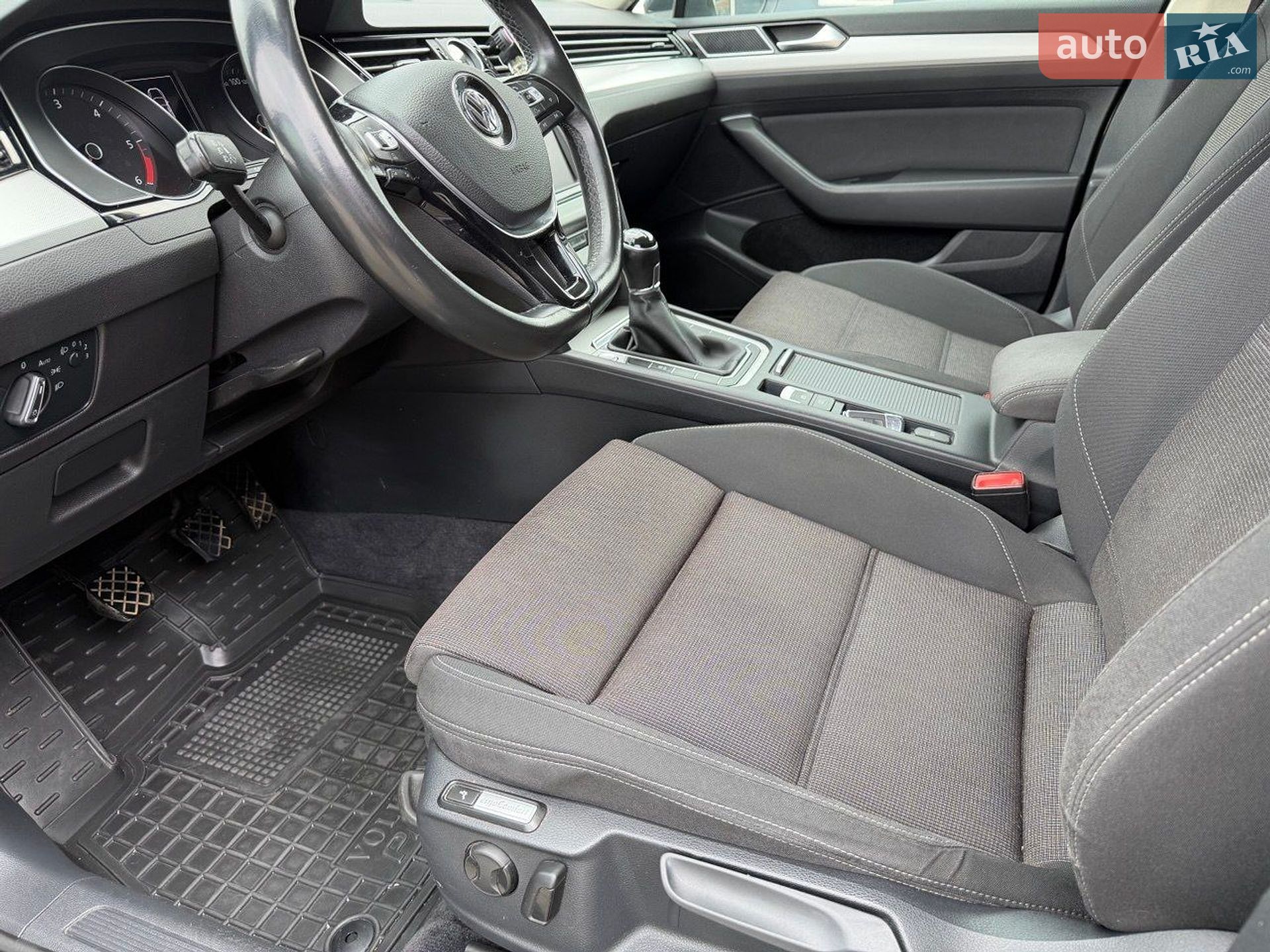 Volkswagen Passat 2017 VIN WVWZZZ3CZHP029875 фото оголошення 10 з 29