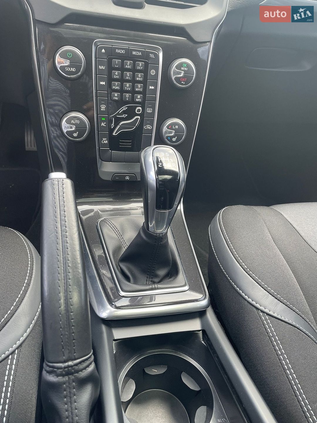Volvo V40 2017 VIN YV1MV7481J2453185 фото оголошення 10 з 12