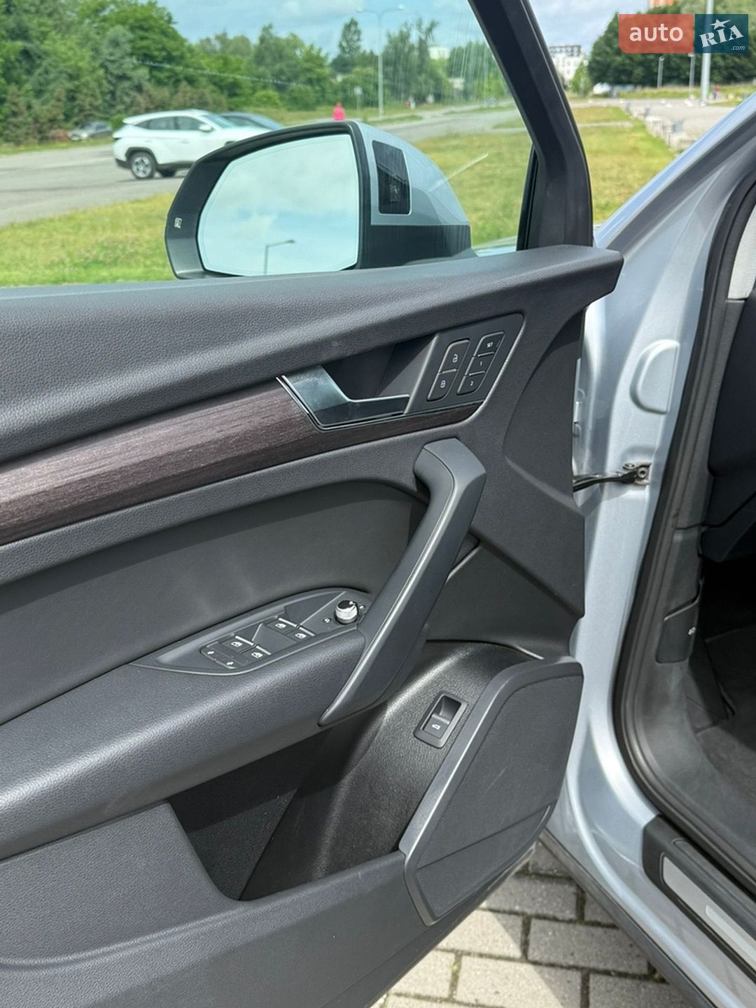 Audi Q5 2020 VIN WA1AAAFY5M2014114 фото оголошення 17 з 38