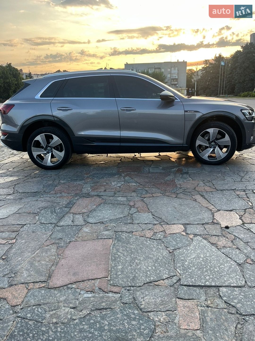 Audi e-tron 2019 VIN WAUZZZGE6KB008014 фото оголошення 3 з 48